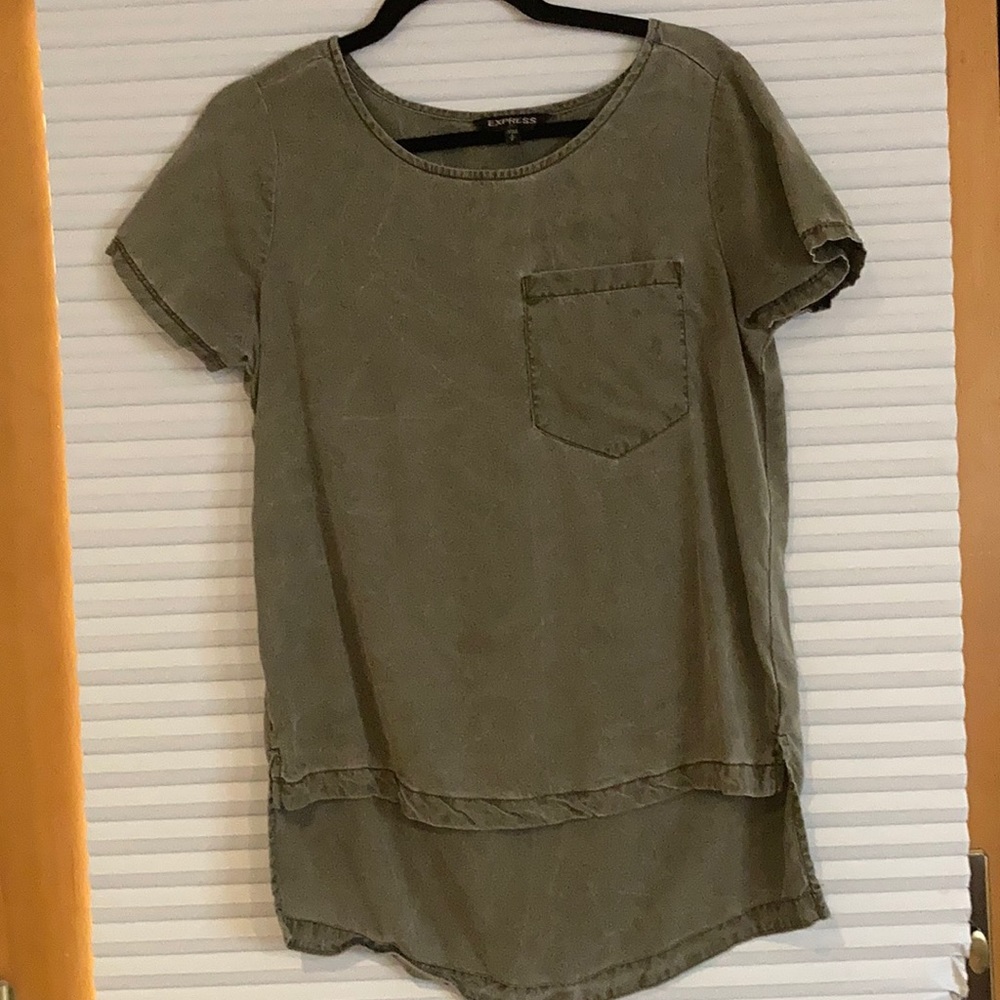 🎉FREE WITH ANY PURCHASE! Express! Women’s size small short sleeve tee